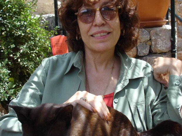 05-25 Deia Majorca Cynthia found a furry friend at lunch